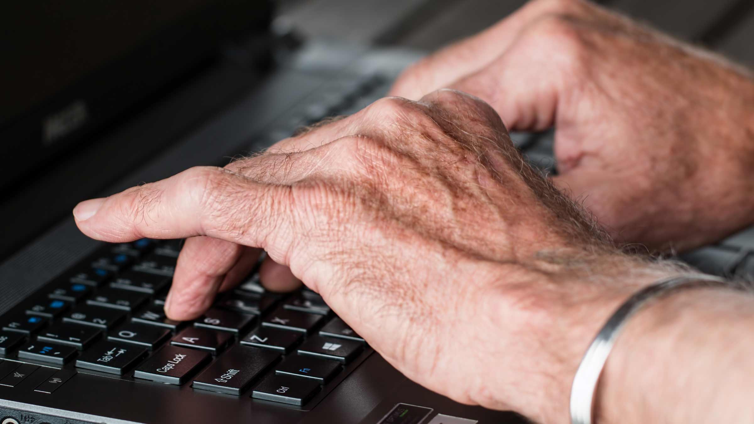Anziano al computer