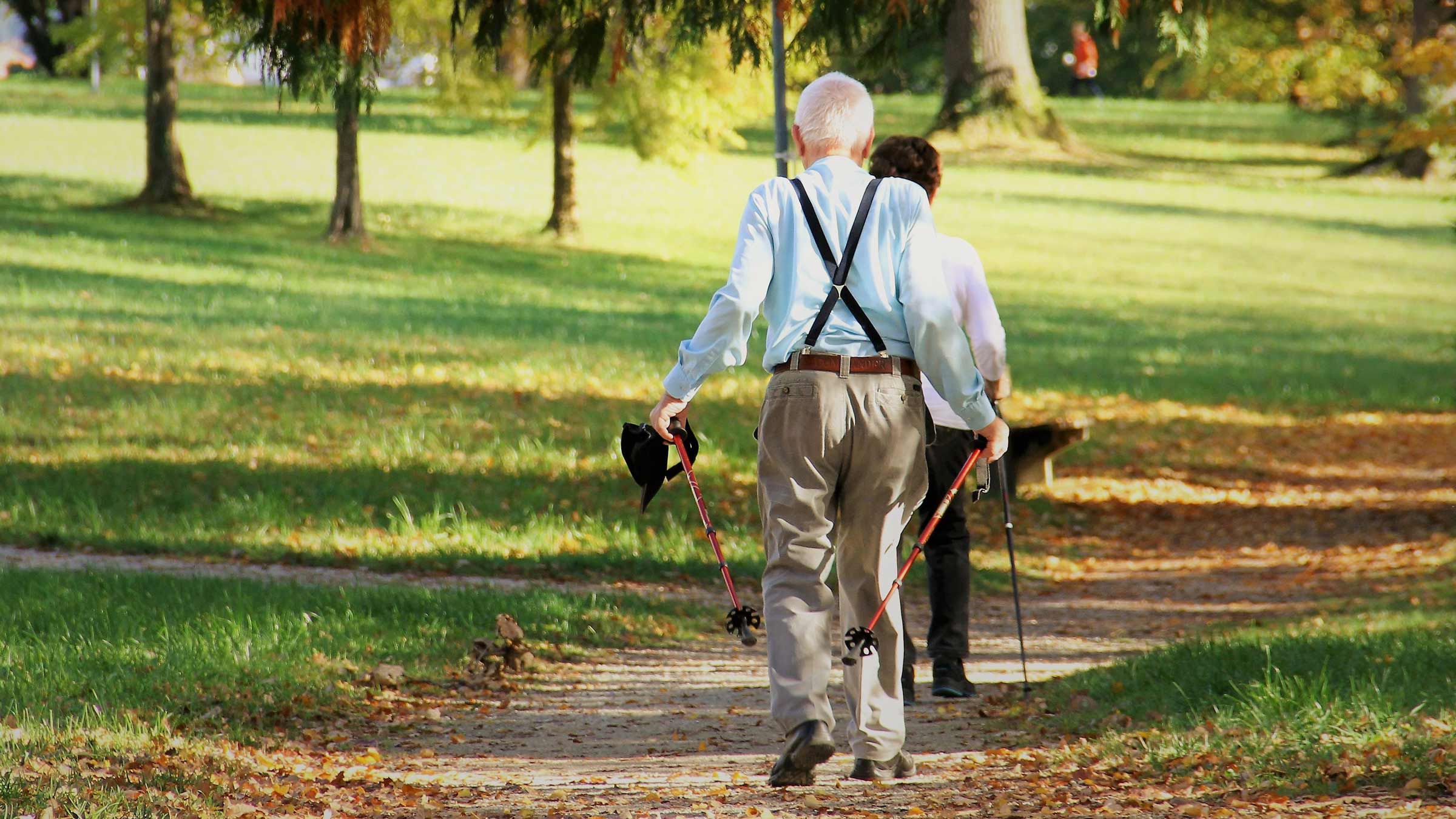 Anziani che praticano Nordic Walking