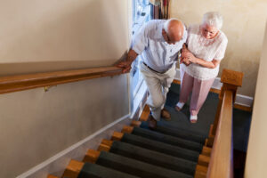 Due anziani salgono le scale