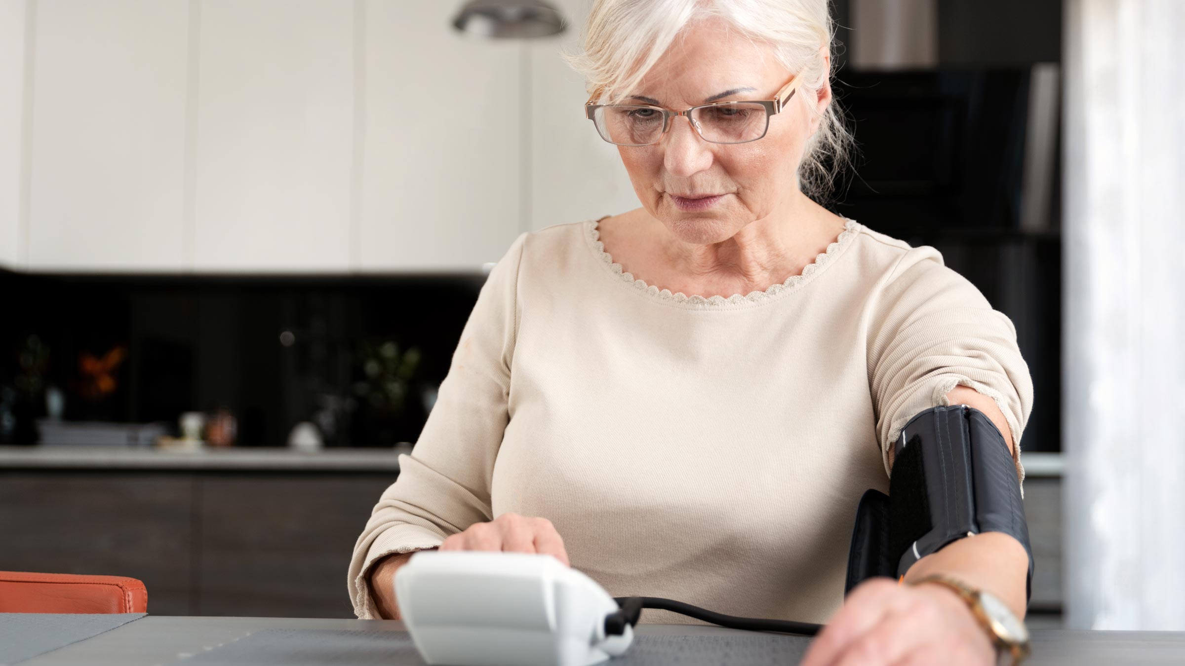 Persona che si misura la presione